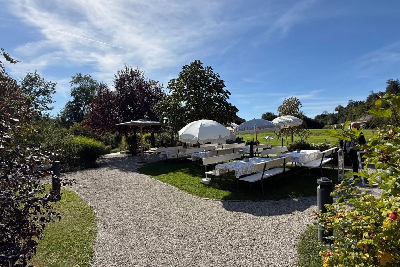 Garten der Angermühle mit Sonnenschirmen – Hochzeit im Freien