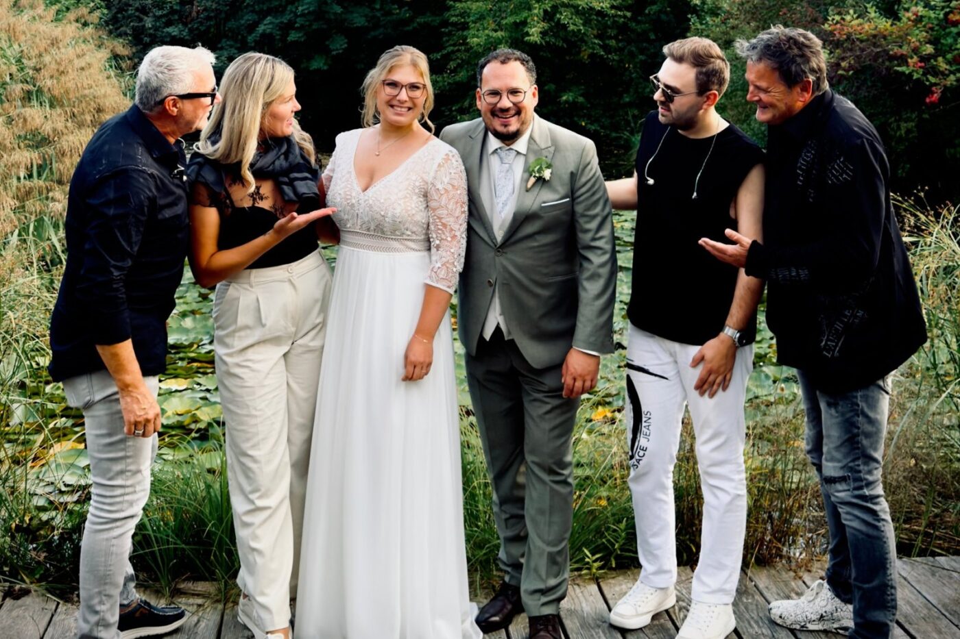 Brautpaar mit der JAMES BAND an der Angermühle