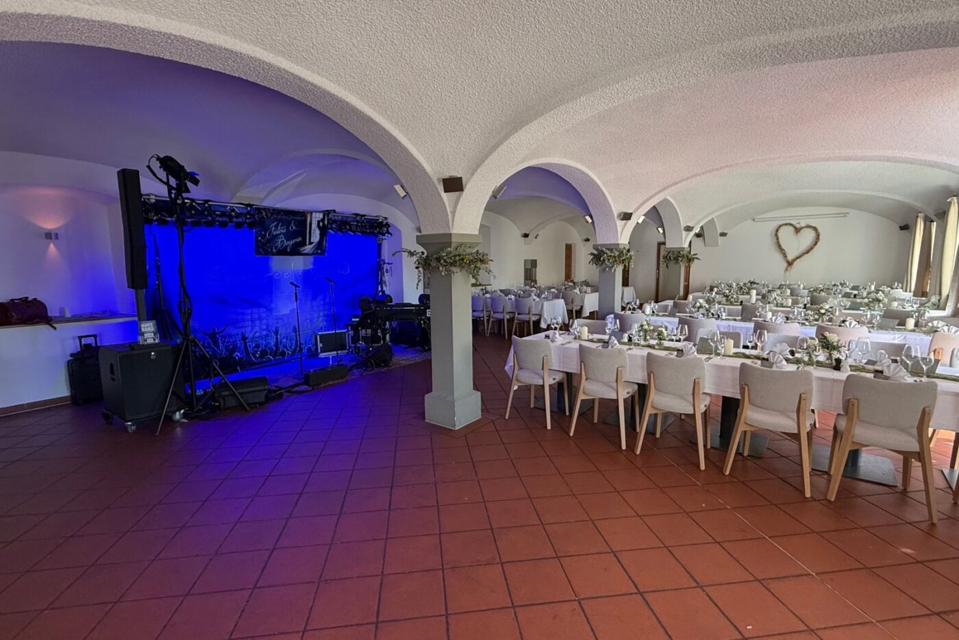 Gewölbesaal der Angermühle mit Bühne der JAMES BAND