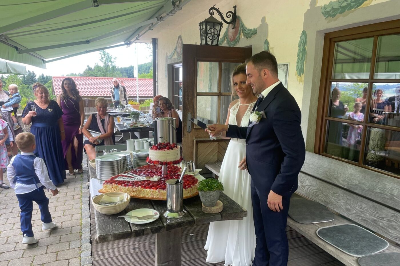 Brautpaar beim Tortenanschnitt auf der Terrasse des Duftbräu