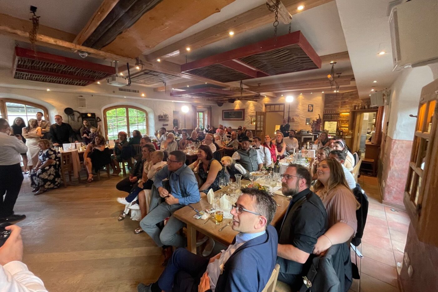 Hochzeitsgäste im Stadl des Duftbräu Samerberg