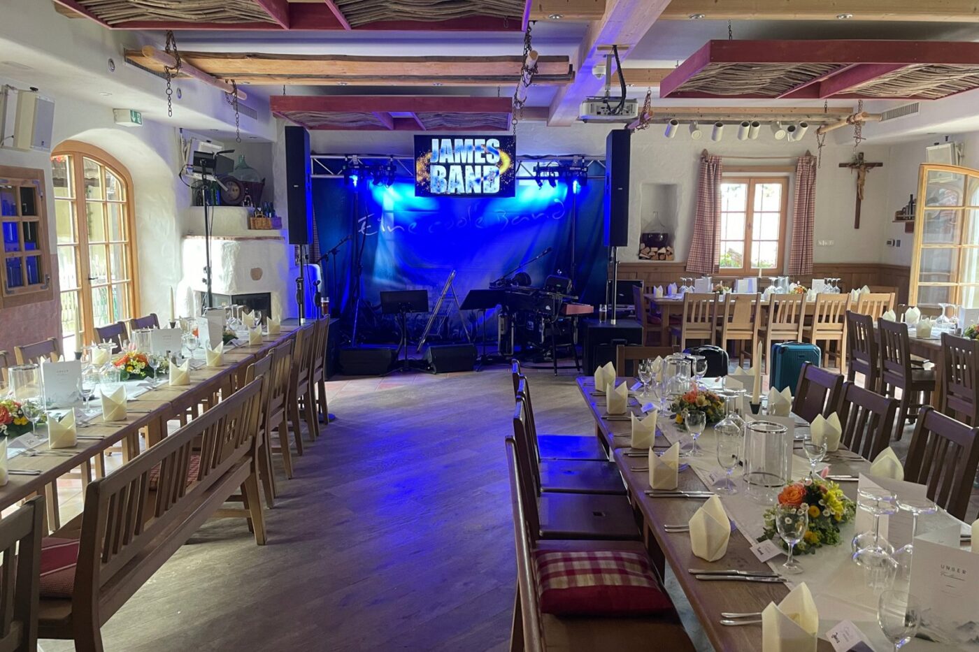Stadl im Duftbräu mit Bühne der JAMES BAND