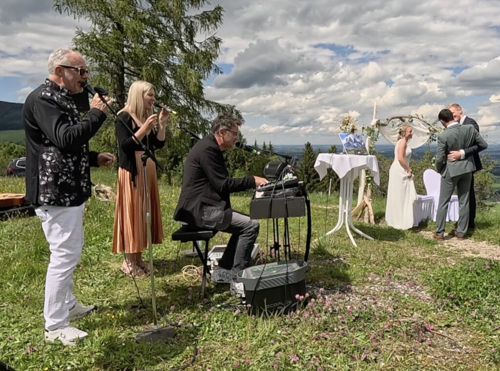 Freie Trauung mit Live-Musik der JAMES BAND im Freien