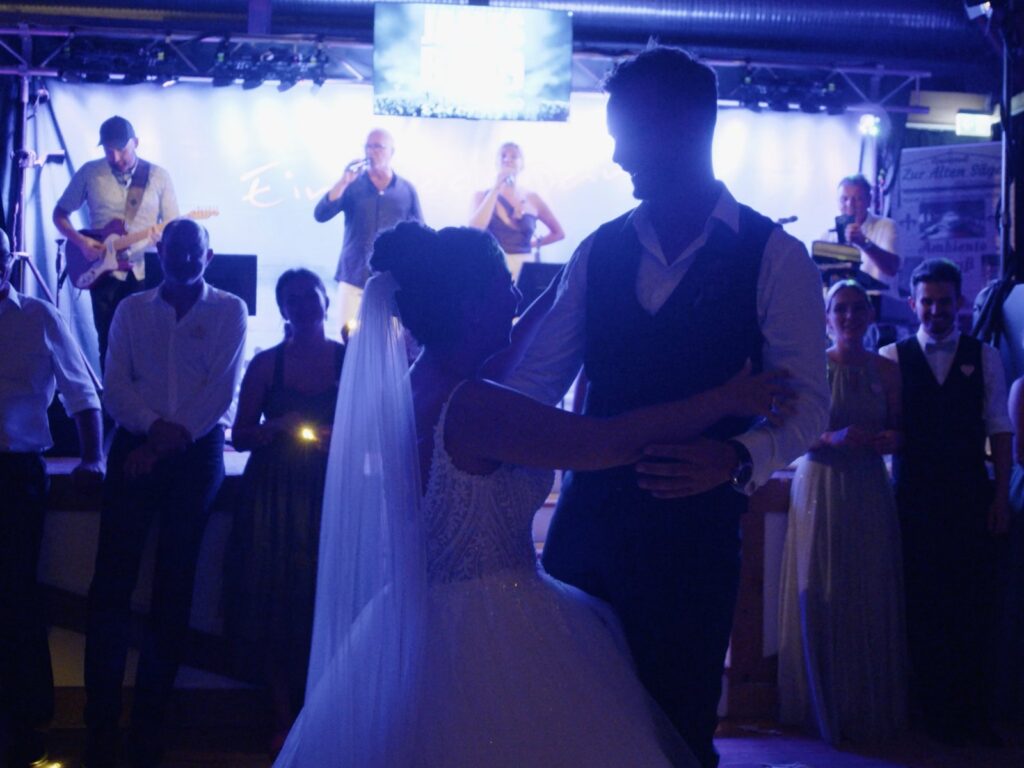 Hochzeitstanz im Saal mit Live-Musik der JAMES BAND