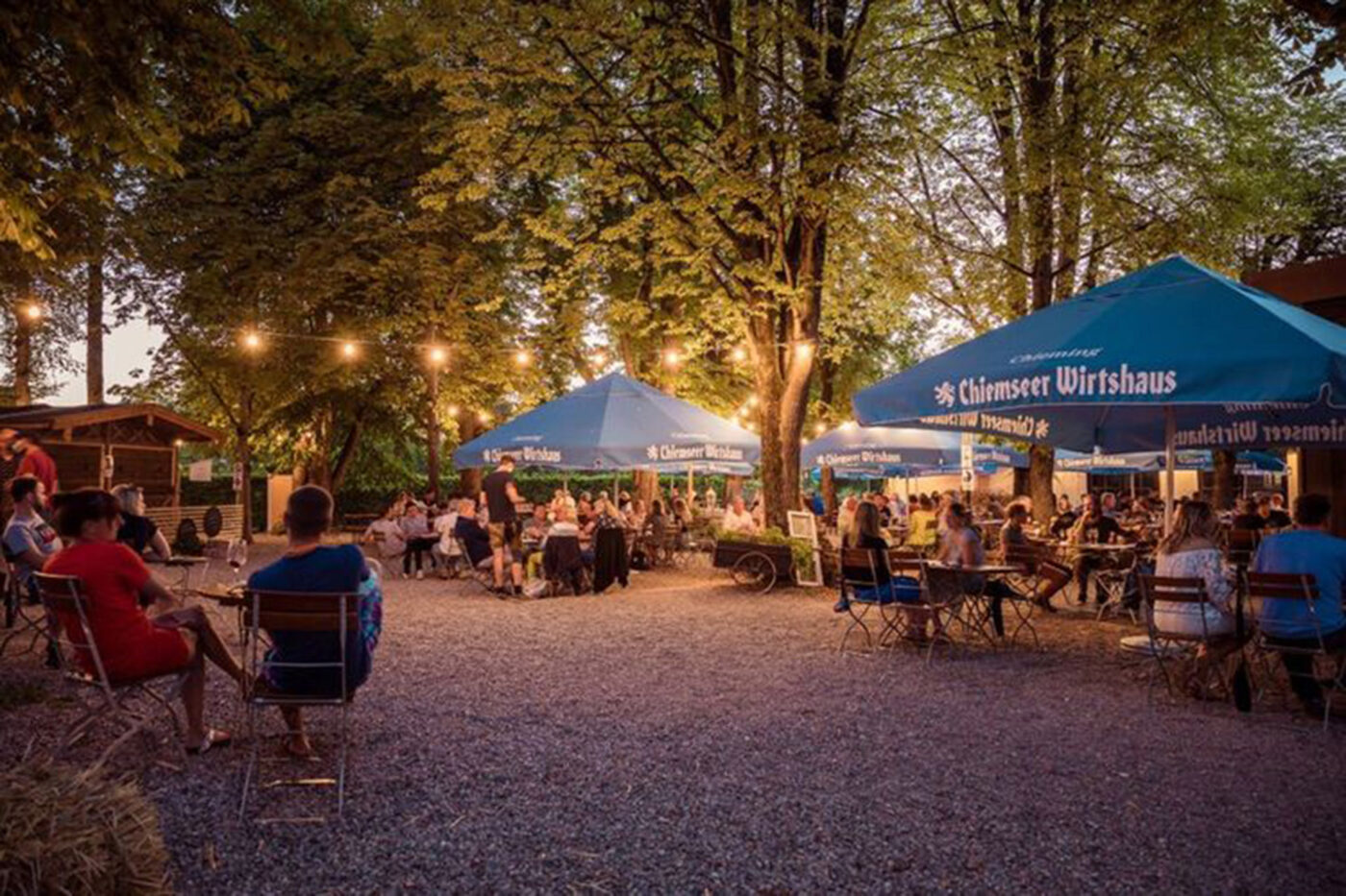 Biergarten des Chiemseer Wirtshaus in Chieming am Abend