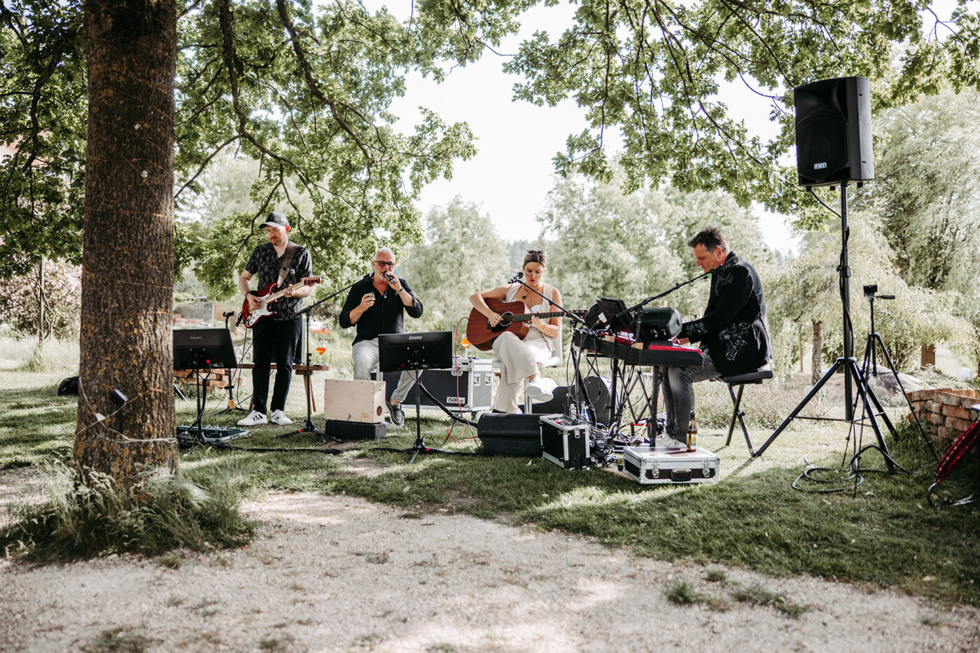 Hochzeitsband James Band spielt im Garten des Draustoana Stadl bei Wasserburg