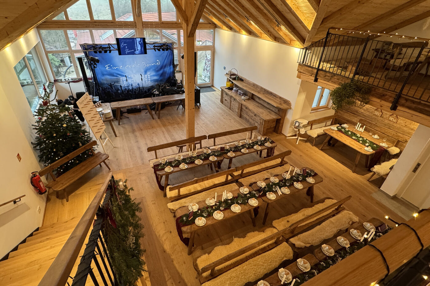 Festsaal im Draustoana Stadl mit Bühne der Hochzeitsband James Band