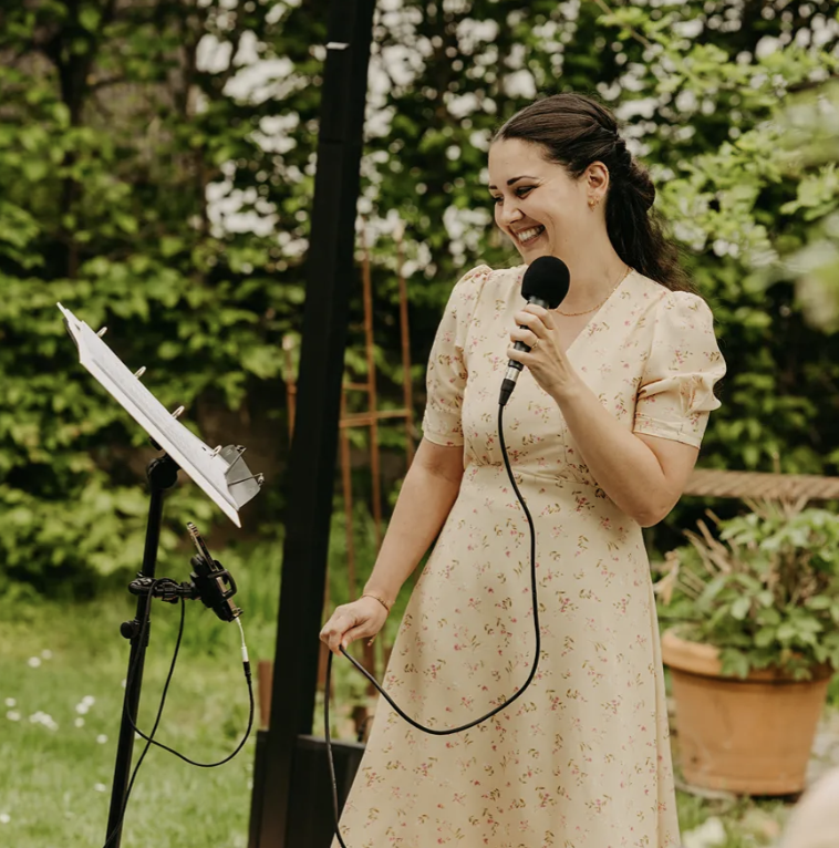 Kerstin Breuer, Traurednerin und Hochzeitssängerin