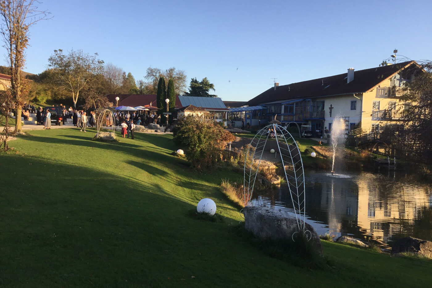 Garten mit Teich und Springbrunnen am Draustoana Stadl bei Wasserburg
