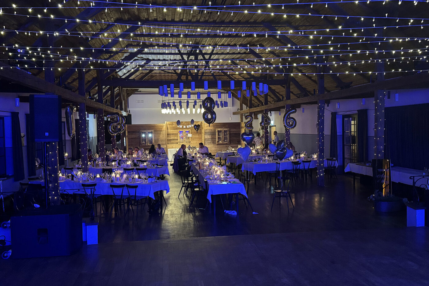 Festsaal im Chiemseer Wirtshaus in Chieming mit Lichterketten bei einer Feier