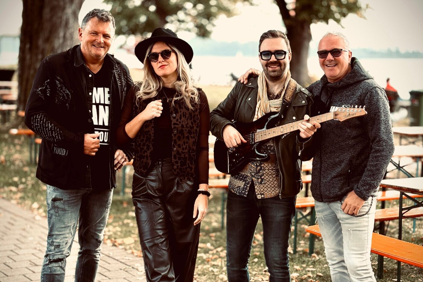 Bandfoto der JAMES BAND im Herbst am See