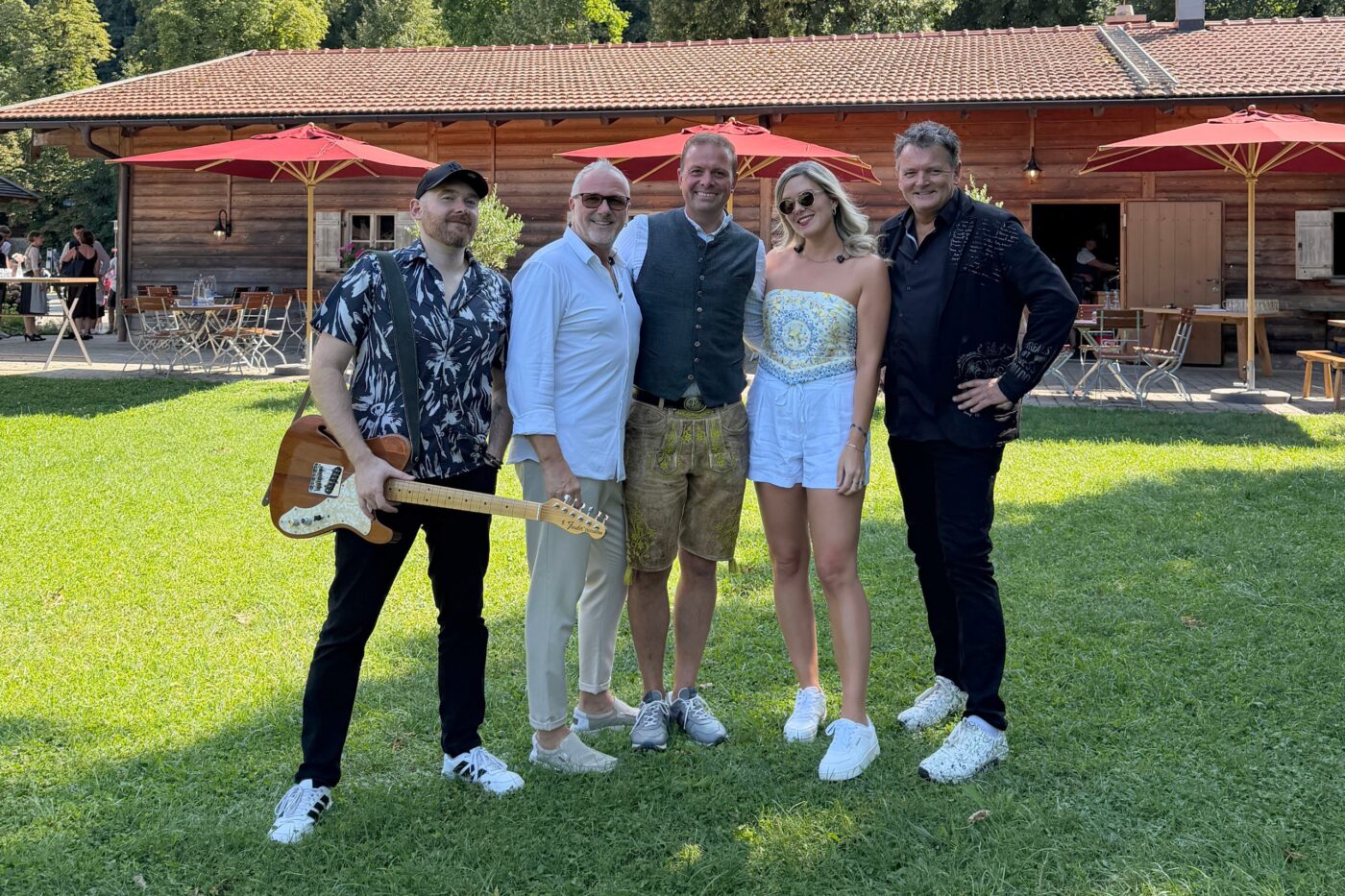 JAMES BAND mit Gastgeber bei einer Sommerfeier
