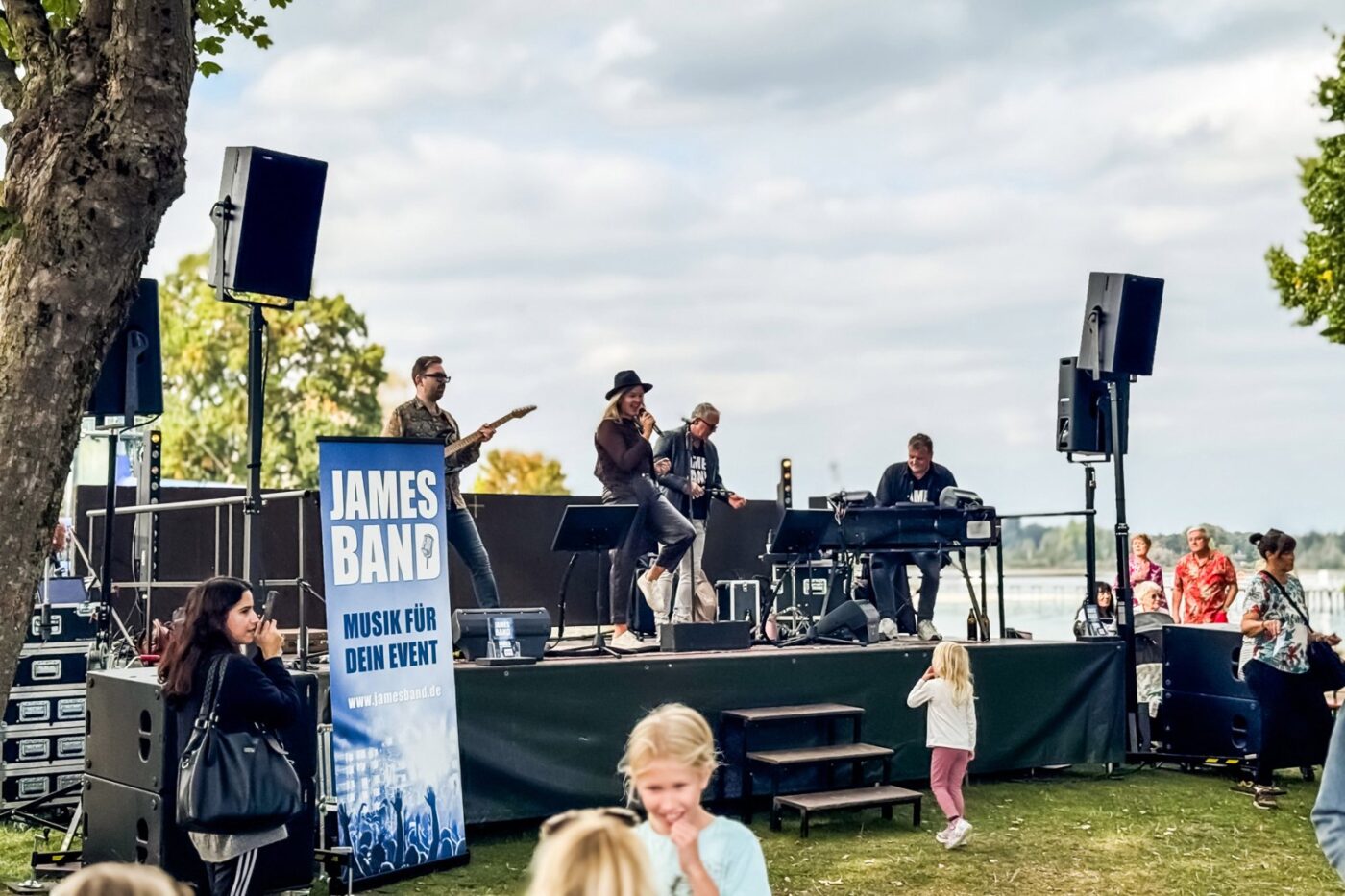JAMES BAND live auf der Open-Air-Bühne am See