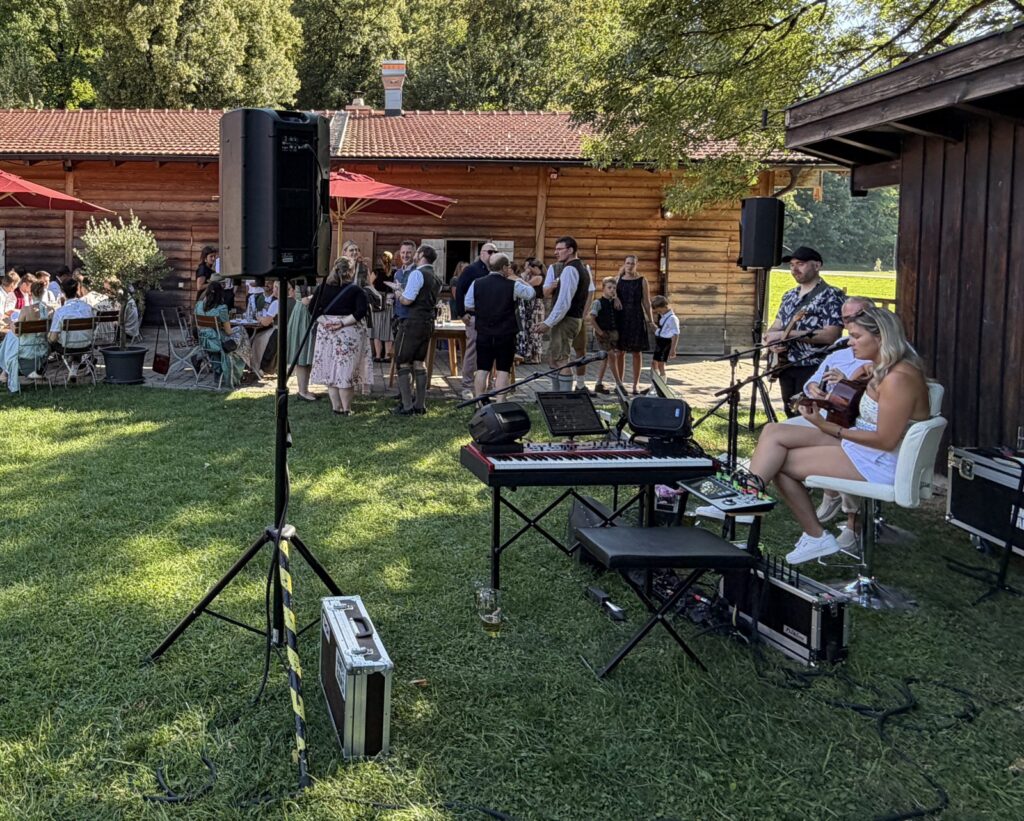 Sektempfang mit Live-Musik der JAMES BAND im Biergarten